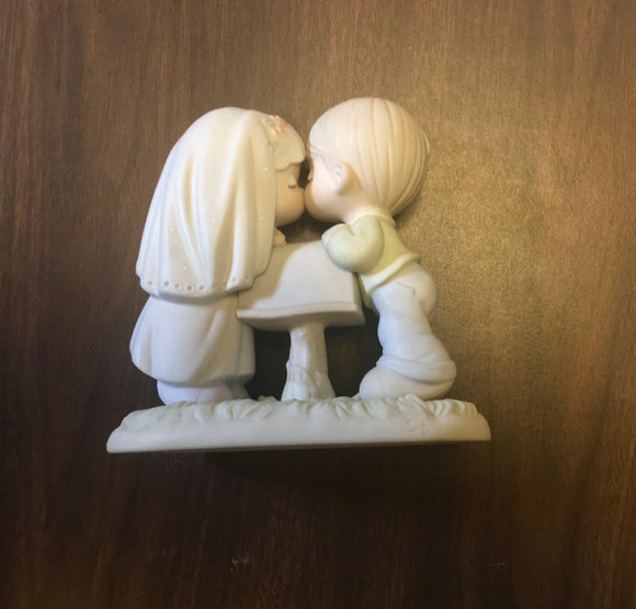 1992 Precious Moments SEALED WITH A KISS Figurine 524441 Boy Girl Mailbox